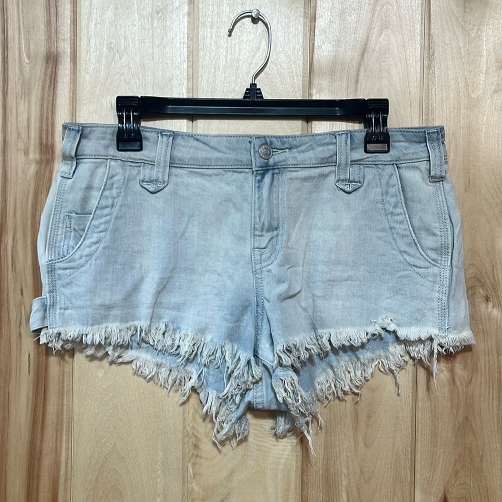 Anthropologie Pilcro Low Rise Light Wash Cut‎ Off Denim Shorts Size 28